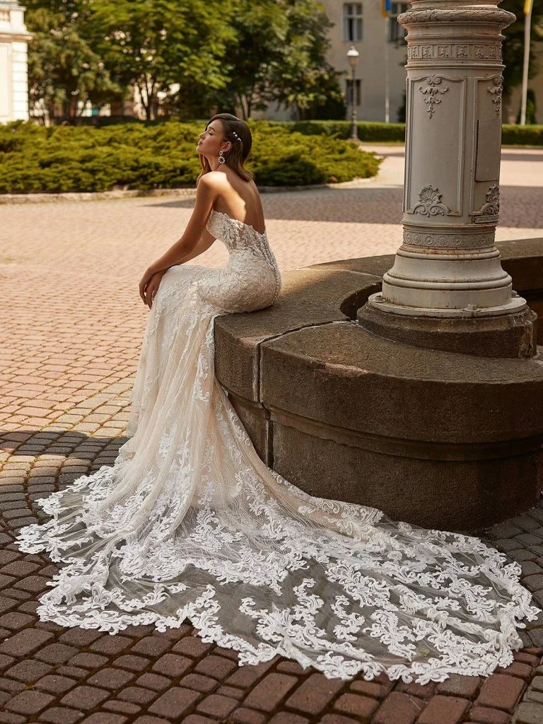 Val Stefani D8267 Valencia wedding dress – side view | Mon Amie Bridal Salon